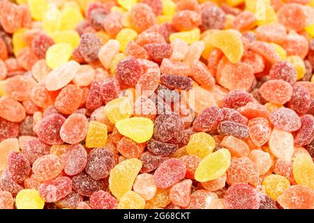 Farbige Marmeladenkrümchen als Hintergrund. Süße Süßigkeit Textur, verschiedene Formen von Süßigkeiten Blick von oben Stockfoto