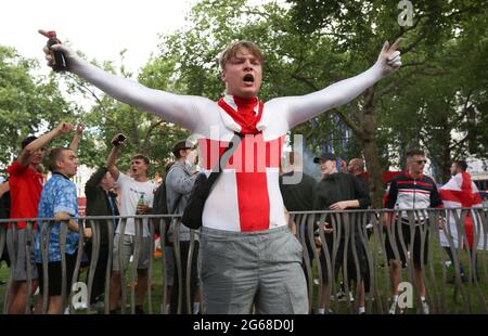 London, Großbritannien. Juli 2021. Englische Fans, die singen und singen, versammeln sich auf dem Leicester Square, bevor sie sich das Viertelfinale der Euro 2020 zwischen England und der Ukraine von der Fan Zone aus ansehen, die eingerichtet wurde, um die Covid-19-Vorschriften auf dem Trafalgar Square einzuhalten. Nach einem 4-0-Sieg treten sie im Halbfinale gegen Dänemark an. Kredit: SOPA Images Limited/Alamy Live Nachrichten Stockfoto