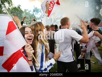 London, Großbritannien. Juli 2021. Englische Fans, die skandieren, singen und Rauchfackeln ablassen, versammeln sich auf dem Leicester Square, bevor sie sich das Viertelfinale der Euro 2020 zwischen England und der Ukraine von der Fan Zone aus ansehen, die zur Einhaltung der Covid-19-Vorschriften auf dem Trafalgar Square eingerichtet wurde. Nach einem 4-0-Sieg treten sie im Halbfinale gegen Dänemark an. Kredit: SOPA Images Limited/Alamy Live Nachrichten Stockfoto