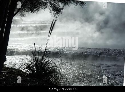 Geothermisch kochendes Wasser stürzt auf den Wairakei-Terrassen in Taupo, Neuseeland Stockfoto