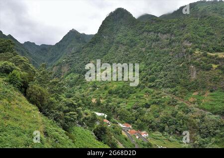 Landschaft in der Nähe von Cruzinhas gesehen von Rua da Bela Vista, Madeira, Portugal. Stockfoto