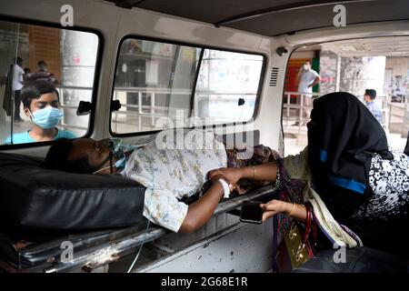 Dhaka, Bangladesch. Juli 2021. Ein Verwandter transportiert einen Covid-19-Patienten zur Aufnahme in das Dhaka Medical College Hospital zur Behandlung während der Coronavirus-Pandemie in Dhaka. Kredit: SOPA Images Limited/Alamy Live Nachrichten Stockfoto