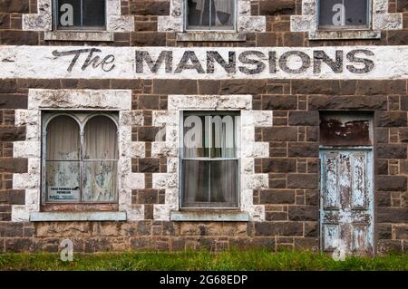 The Mansions, ein Wahrzeichen aus der viktorianischen Zeit mit Blaustein im Goldfields-Dorf Malmsbury, Victoria, Australien Stockfoto