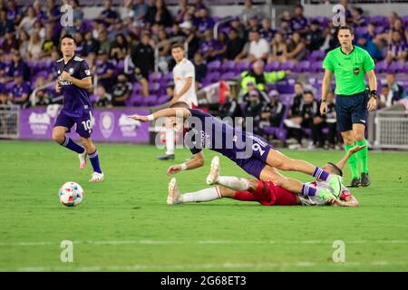 Orlando, Usa. Juli 2021. Chris Mueller (9 Orlando City) wird von Sean Davis (27 New York Red Bulls) während des Major League Soccer-Spiels zwischen Orlando City und New York Red Bulls im Exploria Stadium in Orlando, Florida, gefoult. KEINE KOMMERZIELLE NUTZUNG. Kredit: SPP Sport Pressefoto. /Alamy Live News Stockfoto