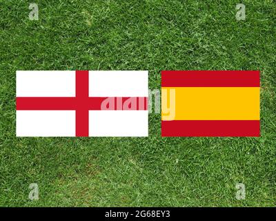 Flaggen von England und Spanien über dem Fußballfeld Stockfoto