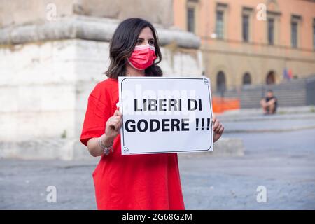 Roma, Italien. Juli 2021. Der Verein Plus Roma, der lgbt-HIV-positive Menschen zusammenbringt, organisierte einen Flashmob „40 Jahre mit HIV“ auf dem Esquilino-Platz in Rom. (Foto von Matteo Nardone/Pacific Press) Quelle: Pacific Press Media Production Corp./Alamy Live News Stockfoto