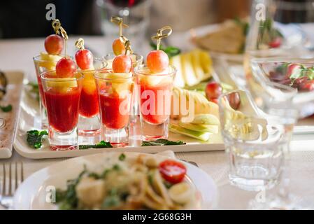 Schöne und leckere Snacks im Glas bei einem festlichen Bankett auf einer Hochzeit Stockfoto