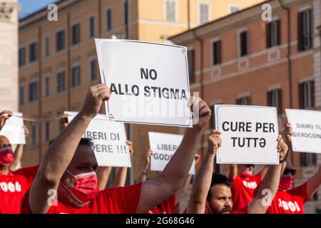 Roma, Italien. Juli 2021. Der Verein Plus Roma, der lgbt-HIV-positive Menschen zusammenbringt, organisierte einen Flashmob „40 Jahre mit HIV“ auf dem Esquilino-Platz in Rom. (Foto von Matteo Nardone/Pacific Press) Quelle: Pacific Press Media Production Corp./Alamy Live News Stockfoto