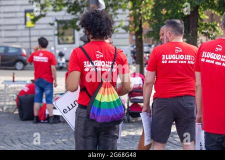 Roma, Italien. Juli 2021. Der Verein Plus Roma, der lgbt-HIV-positive Menschen zusammenbringt, organisierte einen Flashmob „40 Jahre mit HIV“ auf dem Esquilino-Platz in Rom. (Foto von Matteo Nardone/Pacific Press) Quelle: Pacific Press Media Production Corp./Alamy Live News Stockfoto