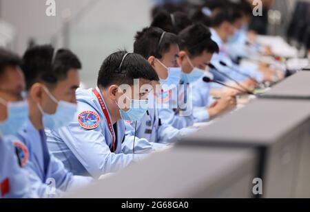 (210704) -- PEKING, 4. Juli 2021 (Xinhua) -- Technische Mitarbeiter arbeiten am 4. Juli 2021 im Beijing Aerospace Control Center in Peking, der Hauptstadt Chinas. Die chinesischen Astronauten Liu Bording und Tang Hongbo waren am Sonntag um 11:02 Uhr (Pekinger Zeit) aus dem Kernmodul der Raumstation Tianhe herausgeglitten und begannen laut der China Manned Space Agency (CMSA) mit extravehicular activities (EVAs). Die beiden Astronauten haben die Installation der Fußstützen und des extravehicular workins abgeschlossen, indem sie die selbstgemachten EMU (Extravehicular Mobility Unit)-Raumanzüge der neuen Generation auf Feitian anfertigen, was bedeutet, dass sie in den Weltraum fliegen Stockfoto