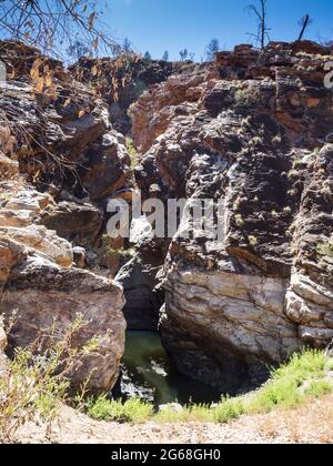 Serpentine Chalet Dam, Larapinta Trail, Tjoritja/West Macdonnell National Park. Stockfoto