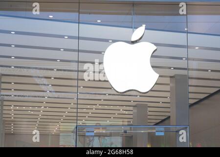 Apple Store-Logo im Westfield Shopping Center, London, England, Großbritannien Stockfoto