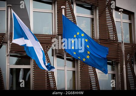 Aktenfoto vom 29/01/20 von einem Saltyre und einer Flagge der Europäischen Union vor dem schottischen Parlament in Edinburgh. Die Nachfrage nach einem speziellen Beratungsdienst für EU-, EWR- und Schweizer Bürger in Schottland hat sich im Monat der Frist für die beigelegt Statusanträge nach neuen Zahlen fast verdoppelt. Ausgabedatum: Sonntag, 4. Juli 2021. Stockfoto