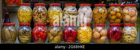 Hausgemachtes eingelegtes Gemüse in Gläsern bereit zu Essen Stockfoto