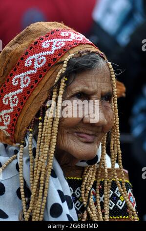 Jakarta, Indonesien - 1. Juli 2018: Indung Sabik, sie ist 128 Jahre alt und stammt aus dem Stamm der Dajak Meratus, war beim Dayak Festival in Jakarta anwesend Stockfoto