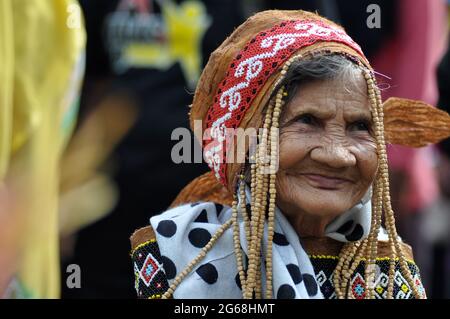 Jakarta, Indonesien - 1. Juli 2018: Indung Sabik, sie ist 128 Jahre alt und stammt aus dem Stamm der Dajak Meratus, war beim Dayak Festival in Jakarta anwesend Stockfoto