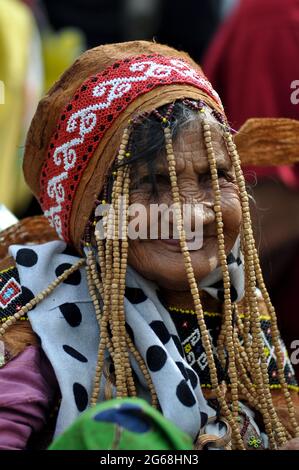 Jakarta, Indonesien - 1. Juli 2018: Indung Sabik, sie ist 128 Jahre alt und stammt aus dem Stamm der Dajak Meratus, war beim Dayak Festival in Jakarta anwesend Stockfoto