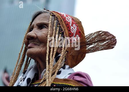 Jakarta, Indonesien - 1. Juli 2018: Indung Sabik, sie ist 128 Jahre alt und stammt aus dem Stamm der Dajak Meratus, war beim Dayak Festival in Jakarta anwesend Stockfoto