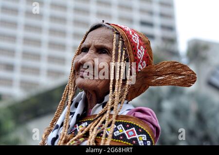 Jakarta, Indonesien - 1. Juli 2018: Indung Sabik, sie ist 128 Jahre alt und stammt aus dem Stamm der Dajak Meratus, war beim Dayak Festival in Jakarta anwesend Stockfoto