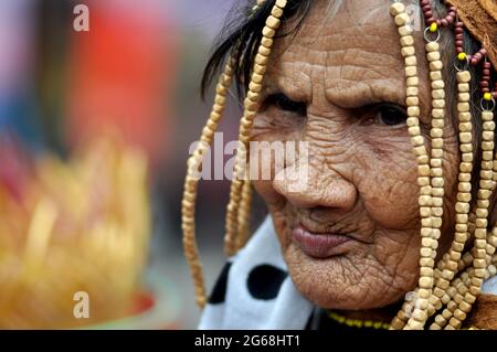 Jakarta, Indonesien - 1. Juli 2018: Indung Sabik, sie ist 128 Jahre alt und stammt aus dem Stamm der Dajak Meratus, war beim Dayak Festival in Jakarta anwesend Stockfoto