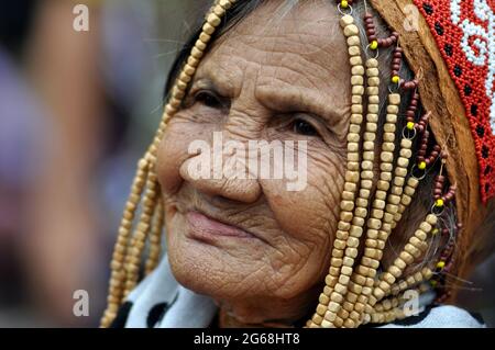 Jakarta, Indonesien - 1. Juli 2018: Indung Sabik, sie ist 128 Jahre alt und stammt aus dem Stamm der Dajak Meratus, war beim Dayak Festival in Jakarta anwesend Stockfoto