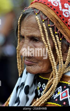 Jakarta, Indonesien - 1. Juli 2018: Indung Sabik, sie ist 128 Jahre alt und stammt aus dem Stamm der Dajak Meratus, war beim Dayak Festival in Jakarta anwesend Stockfoto