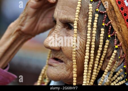 Jakarta, Indonesien - 1. Juli 2018: Indung Sabik, sie ist 128 Jahre alt und stammt aus dem Stamm der Dajak Meratus, war beim Dayak Festival in Jakarta anwesend Stockfoto