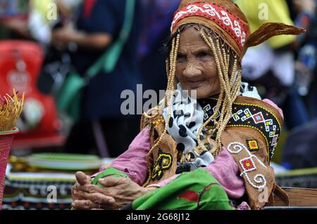 Jakarta, Indonesien - 1. Juli 2018: Indung Sabik, sie ist 128 Jahre alt und stammt aus dem Stamm der Dajak Meratus, war beim Dayak Festival in Jakarta anwesend Stockfoto