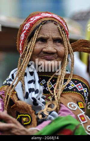 Jakarta, Indonesien - 1. Juli 2018: Indung Sabik, sie ist 128 Jahre alt und stammt aus dem Stamm der Dajak Meratus, war beim Dayak Festival in Jakarta anwesend Stockfoto