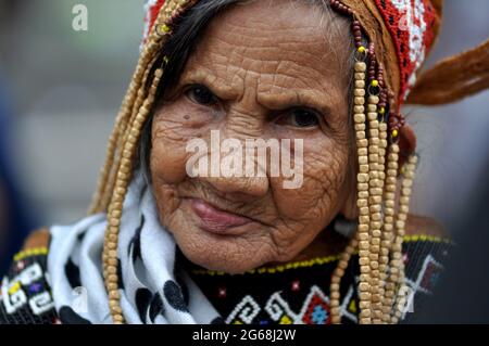 Jakarta, Indonesien - 1. Juli 2018: Indung Sabik, sie ist 128 Jahre alt und stammt aus dem Stamm der Dajak Meratus, war beim Dayak Festival in Jakarta anwesend Stockfoto