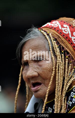 Jakarta, Indonesien - 1. Juli 2018: Indung Sabik, sie ist 128 Jahre alt und stammt aus dem Stamm der Dajak Meratus, war beim Dayak Festival in Jakarta anwesend Stockfoto