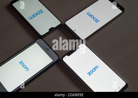 8. November 2020 Russland, Nowosibirsk: Smartphones mit Zoom-Logo auf dem Bildschirm. Bewerbung für Online-Kommunikation Stockfoto