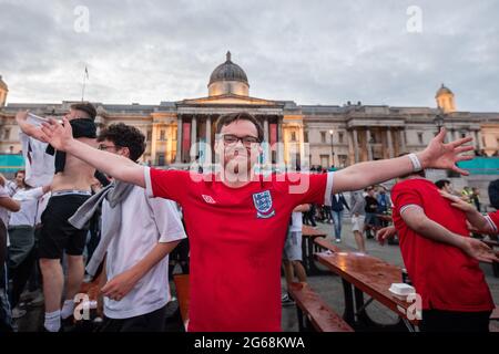 London, Großbritannien. 3. Juli 2021. England-Fans in der offiziellen Fan Zone am Trafalgar Square, London, reagieren, als England beim UEFA-Viertelfinale der Euro 2020 gegen die Ukraine punktet. Bilddatum: Samstag, 3. Juli 2021. Bildnachweis sollte lauten: Matt Crossick/Alamy Live News Stockfoto