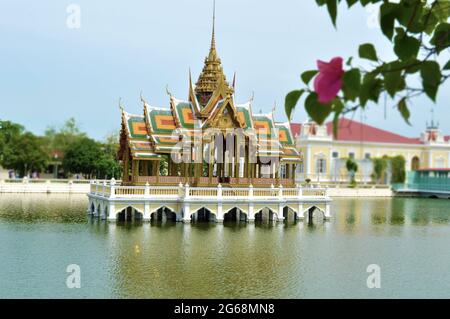 Fassade des aisawan Dhiphya-Asana Pavillons im Bang Pa-in Sommerpalast, Ayutthaya, Thailand Stockfoto