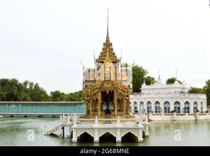 Aisawan Dhiphya-Asana Pavillon im Bang Pa-in Sommerpalast, Blick von der Seite, Ayutthaya, Thailand. Stockfoto