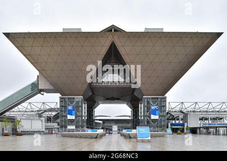 (210704) -- TOKIO, 4. Juli 2021 (Xinhua) -- Das am 3. Juli 2021 aufgenommene Foto zeigt die Außenansicht des IBC/MPC-Medienzentrums im Tokyo International Exhibition Centre (Tokyo Big Sight) für die Olympischen Spiele 2020 in Tokio, die aufgrund der Coronavirus-Pandemie (COVID-19) in Tokio, Japan, auf 2021 verschoben wurden. (Xinhua/Chen Yichen) Stockfoto