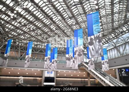 (210704) -- TOKIO, 4. Juli 2021 (Xinhua) -- das Foto vom 4. Juli 2021 zeigt Banner, die am MPC im Tokyo International Exhibition Center (Tokyo Big Sight) für die Olympischen Spiele 2020 in Tokio aufgehängt wurden und aufgrund der Coronavirus-Pandemie (COVID-19) in Tokio, Japan, auf 2021 verschoben wurden. (Xinhua/Chen Yichen) Stockfoto