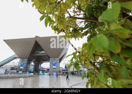 (210704) -- TOKIO, 4. Juli 2021 (Xinhua) -- Das am 3. Juli 2021 aufgenommene Foto zeigt die Außenansicht des IBC/MPC-Medienzentrums im Tokyo International Exhibition Centre (Tokyo Big Sight) für die Olympischen Spiele 2020 in Tokio, die aufgrund der Coronavirus-Pandemie (COVID-19) in Tokio, Japan, auf 2021 verschoben wurden. (Xinhua/Xu Zijian) Stockfoto