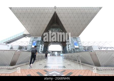 (210704) -- TOKIO, 4. Juli 2021 (Xinhua) -- Das am 3. Juli 2021 aufgenommene Foto zeigt die Außenansicht des IBC/MPC-Medienzentrums im Tokyo International Exhibition Centre (Tokyo Big Sight) für die Olympischen Spiele 2020 in Tokio, die aufgrund der Coronavirus-Pandemie (COVID-19) in Tokio, Japan, auf 2021 verschoben wurden. (Xinhua/Xu Zijian) Stockfoto