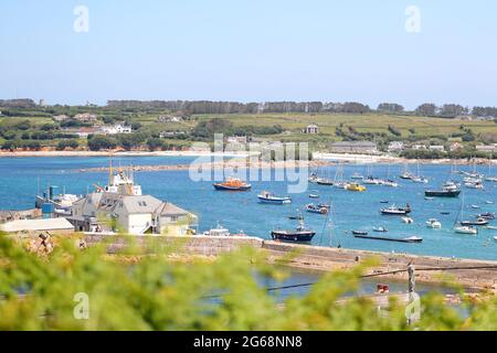 Blick auf den Hafen von Hugh Town von der Garnison, St. Mary's, Isles of Scilly, Cornwall, Großbritannien Stockfoto