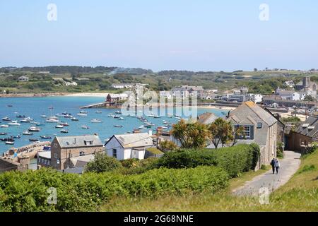 Blick auf den Hafen von Hugh Town von der Garnison, St. Mary's, Isles of Scilly, Cornwall, Großbritannien Stockfoto