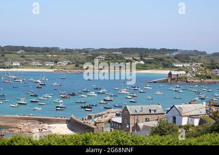 Blick auf den Hafen von Hugh Town von der Garnison, St. Mary's, Isles of Scilly, Cornwall, Großbritannien Stockfoto