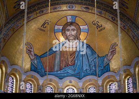 Innenraum der Kirche St. Sava, serbisch-orthodoxe Kirche in Belgrad, Serbien am 3. Juli 2021 Stockfoto