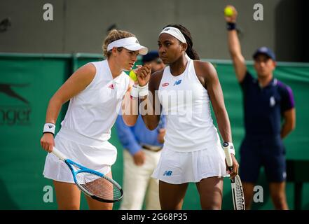 Cori Gauff und Catherine McNally aus den Vereinigten Staaten spielen im Doppel bei den Championships Wimbledon 2021, Grand Slam Tennisturnier am 3. Juli 2021 im All England Lawn Tennis and Croquet Club in London, England - Foto Rob Prange / Spanien DPPI / DPPI Stockfoto