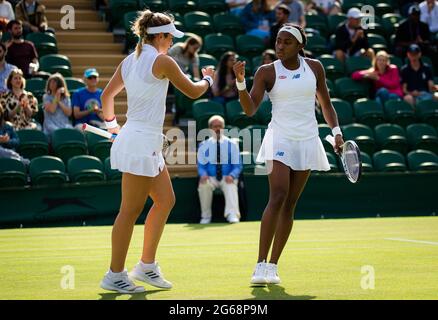 Cori Gauff und Catherine McNally aus den Vereinigten Staaten spielen im Doppel bei den Championships Wimbledon 2021, Grand Slam Tennisturnier am 3. Juli 2021 im All England Lawn Tennis and Croquet Club in London, England - Foto Rob Prange / Spanien DPPI / DPPI Stockfoto