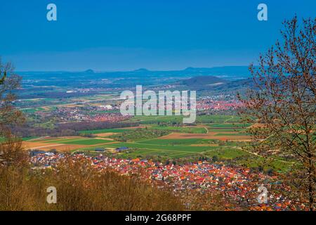 Deutschland, Panorama Luftdrohnenansicht über den Dächern der Häuser des Dorfes dettingen in der schwäbischen alb Naturlandschaft bei stuttgart an sonnigen Tagen Stockfoto