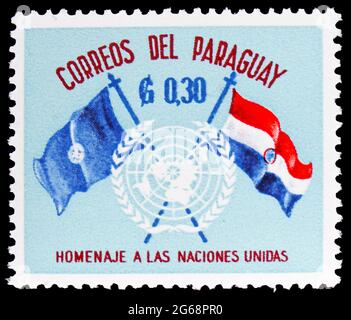 MOSKAU, RUSSLAND - 16. DEZEMBER 2020: In Paraguay gedruckte Briefmarke zeigt Emblem und Flaggen, UN (United Nations) Serie, 0.30 GS - Paraguayischer Guarani Stockfoto