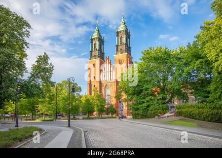 Posen, Polen. Blick auf die gotische Backsteinkirche Stockfoto