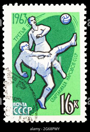 MOSKAU, RUSSLAND - 16. DEZEMBER 2020: In der Sowjetunion gedruckte Briefmarke zeigt Fußball, 3. Spartakiad-Serie der Völker, um 1963 Stockfoto