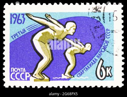 MOSKAU, RUSSLAND - 16. DEZEMBER 2020: In der Sowjetunion gedruckte Briefmarke zeigt Schwimmen, 3. Spartakiad-Serie der Völker, um 1963 Stockfoto